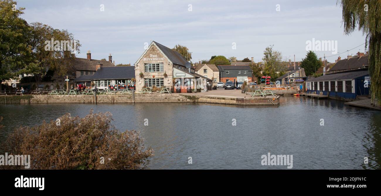 Il Riverside Pub sul Tamigi a Lechlade nel Regno Unito, preso il 19 ottobre 2020 Foto Stock
