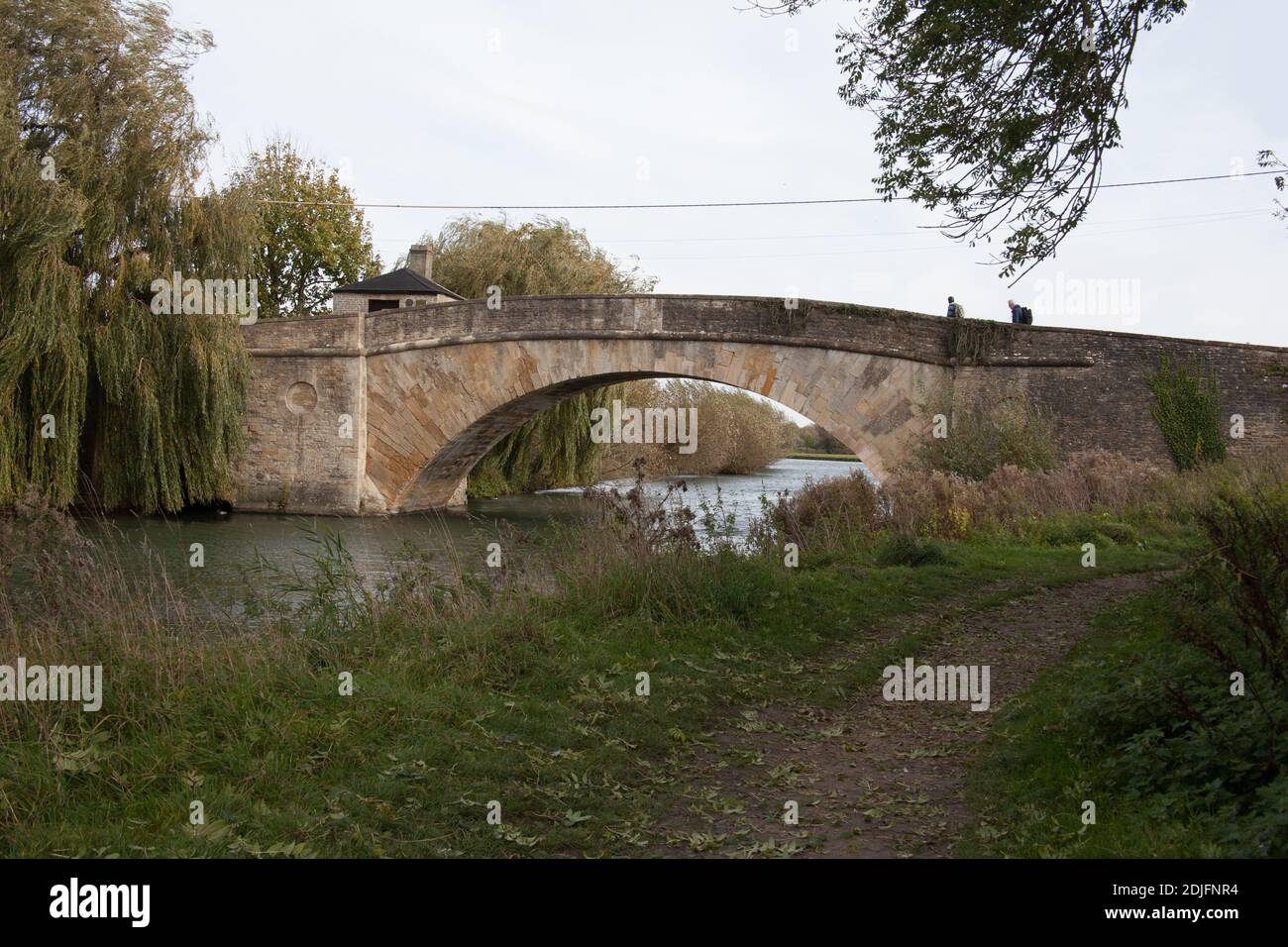 Un ponte che attraversa il Tamigi a Lechlade, Gloucestershire, nel Regno Unito, ha preso il 19 ottobre 2020 Foto Stock