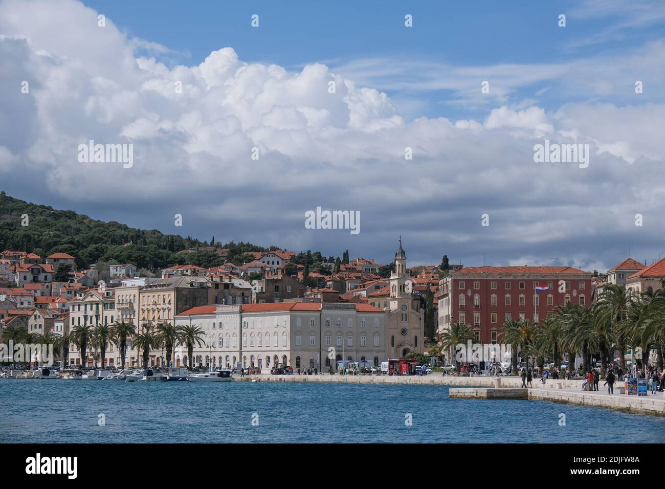 Vista dal mare della città vecchia di Spalato, Dalmazia, Croazia, Europa. Foto Stock