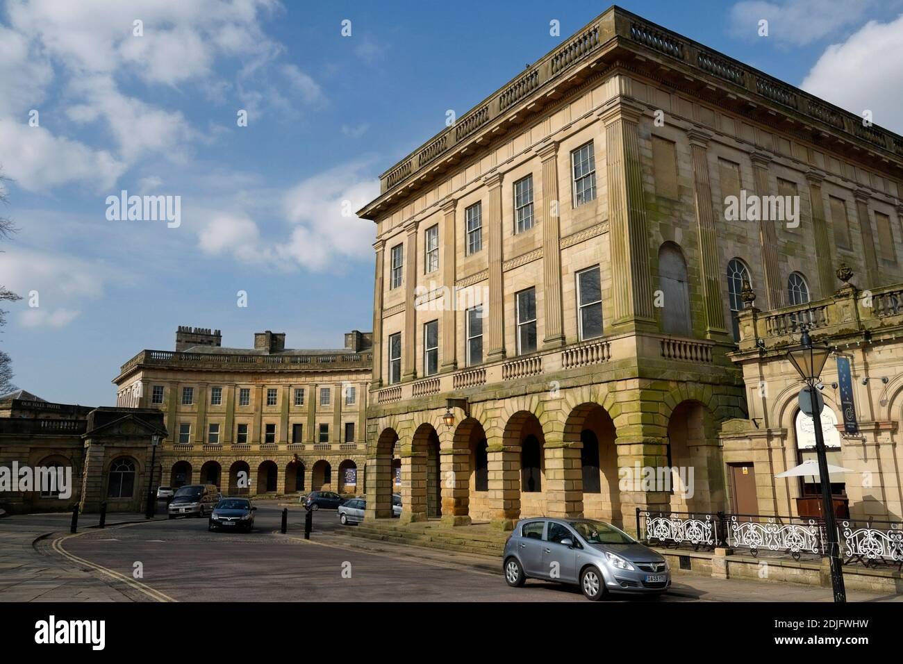 Buxton Crescent è un edificio classificato di livello 1 nella città termale di Buxton, Derbyshire, Inghilterra, in architettura georgiana. Area di conservazione Foto Stock