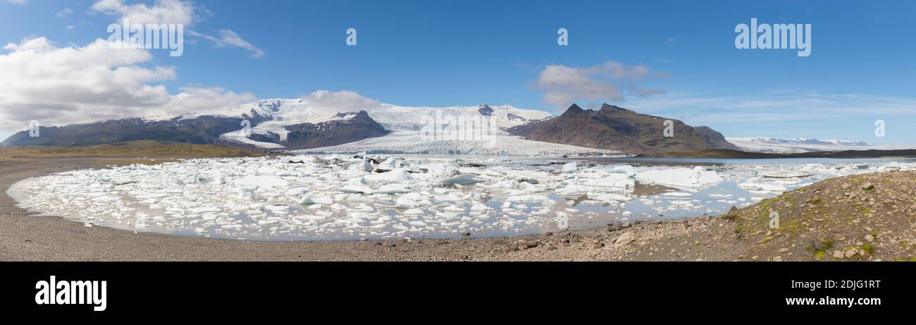 Vista sul lago glaciale Fjallsárlón e sul ghiacciaio islandese Fjallsjökull, parte di Vatnajökull in estate, Islanda Foto Stock