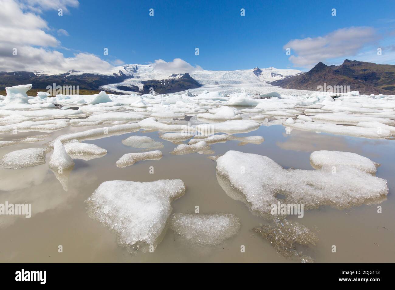 Vista sul lago glaciale Fjallsárlón e sul ghiacciaio islandese Fjallsjökull, parte di Vatnajökull in estate, Islanda Foto Stock