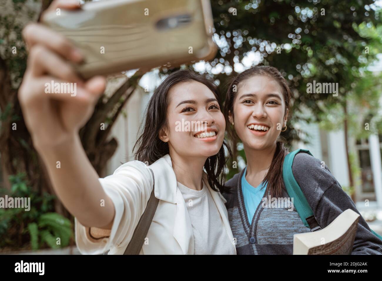 Ritratto studenti molto felice e sorridente prendere un selfie su il cantiere del campus Foto Stock