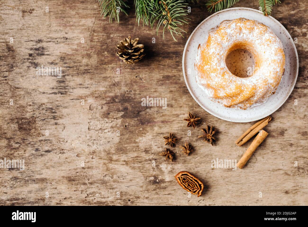 Gugelhupf primo piano sul tavolo. Vista dall'alto. Gugelhupf, Guglhupf, Kugelhopf, kouglof torta di lievito in ciuffo Foto Stock
