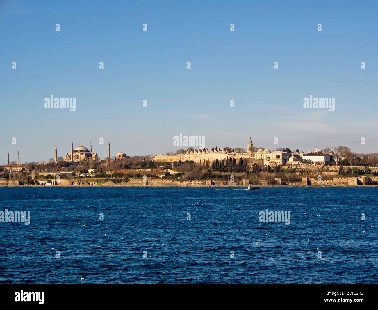 Vista dalla costa di Sarayburnu, la penisola storica e le cupole del Palazzo Topkapi a Istanbul Foto Stock