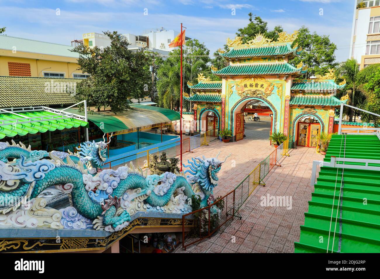 Draghi all'ingresso del tempio cinese buddista Hoi Tuong te Nguoi Hoa, Phu Quoc, Vietnam, Indocina, Sud-est asiatico, Asia. Foto Stock