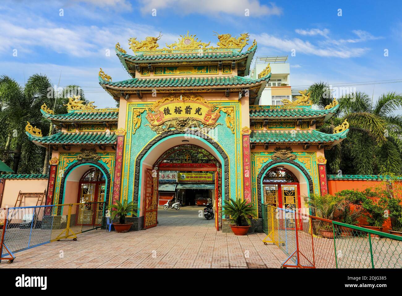 L'ingresso al tempio cinese buddista Hoi Tuong te Nguoi Hoa, Phu Quoc, Vietnam, Indocina, Sud-est asiatico, Asia. Foto Stock
