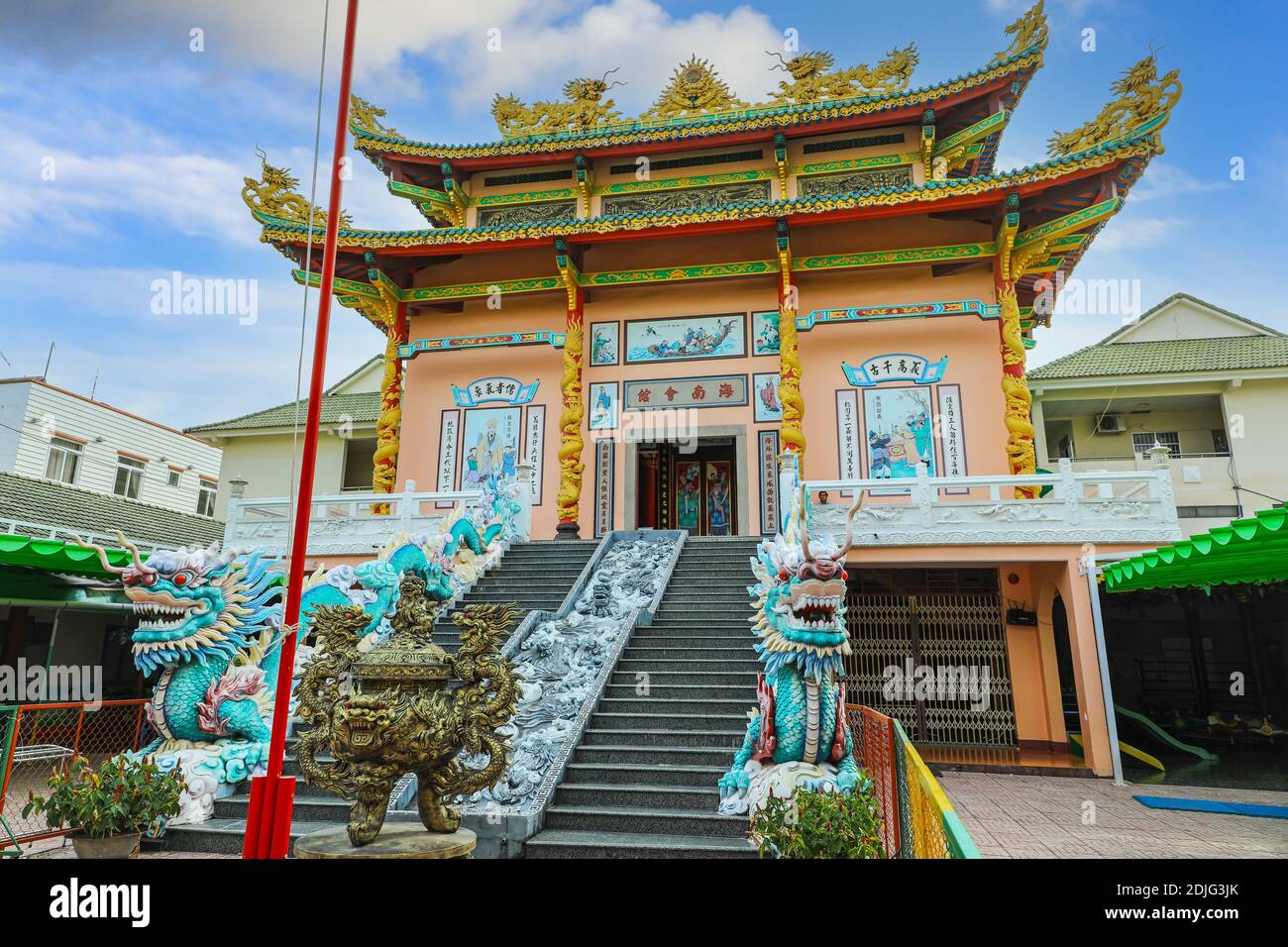 Draghi all'ingresso del tempio cinese buddista Hoi Tuong te Nguoi Hoa, Phu Quoc, Vietnam, Indocina, Sud-est asiatico, Asia. Foto Stock