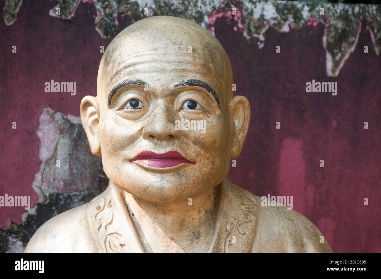 Il monastero di diecimila Buddha a Sha Tin, nuovi territori, Hong Kong. Ogni statua del Buddha è unica. Più di 12,000 statue di Buddha sono in mostra in questo santuario a pochi passi da una stazione ferroviaria. Ernie Mastroianni foto. Foto Stock