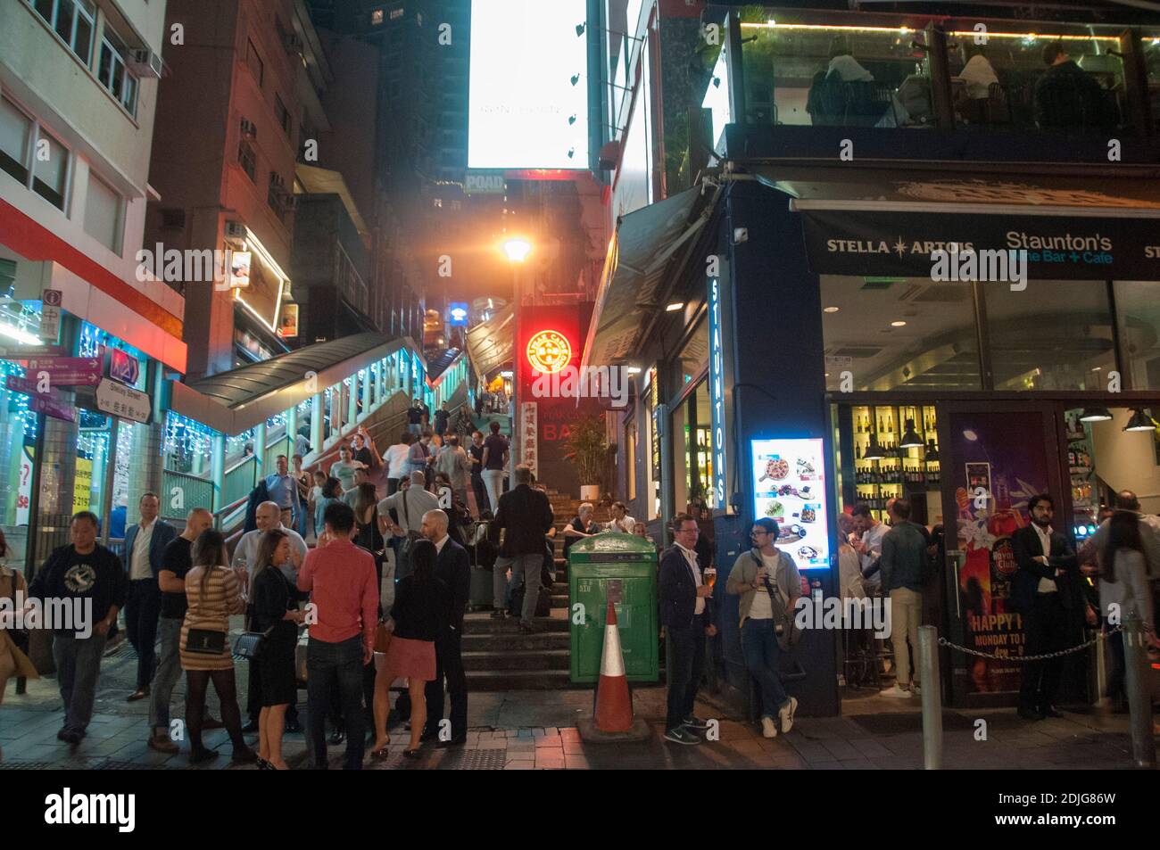 Staunton's Wine Bar and Cafe, Staunton Street vicino alla scala mobile di livello intermedio (a sinistra) a Hong Kong. Ernie Mastroianni foto Foto Stock