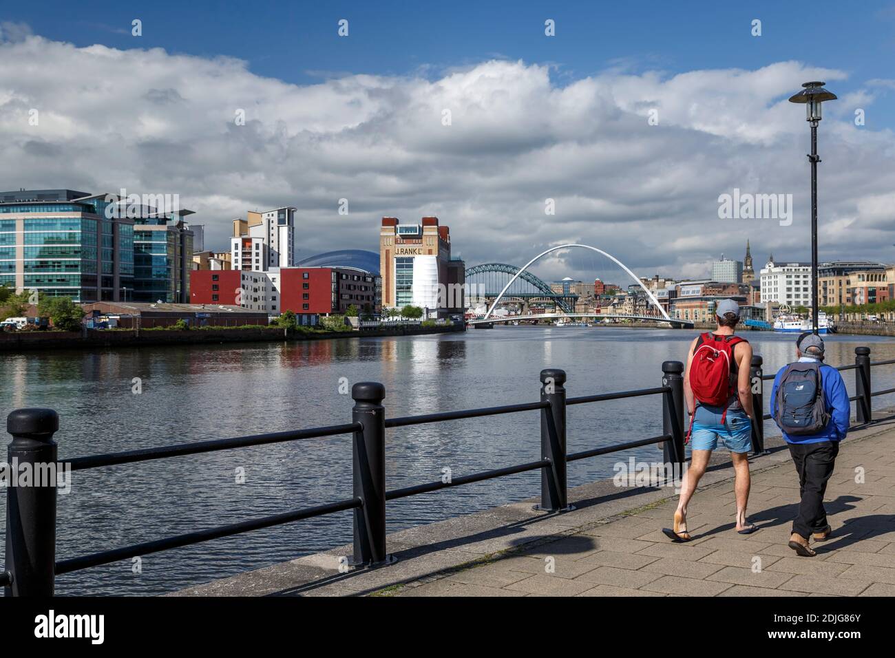 Male Walkers, River Tyne e Gateshead Millennium Bridge (Green Tyne Bridge sullo sfondo), Quayside, Newcastle, Northumberland, Inghilterra, United Kingd Foto Stock