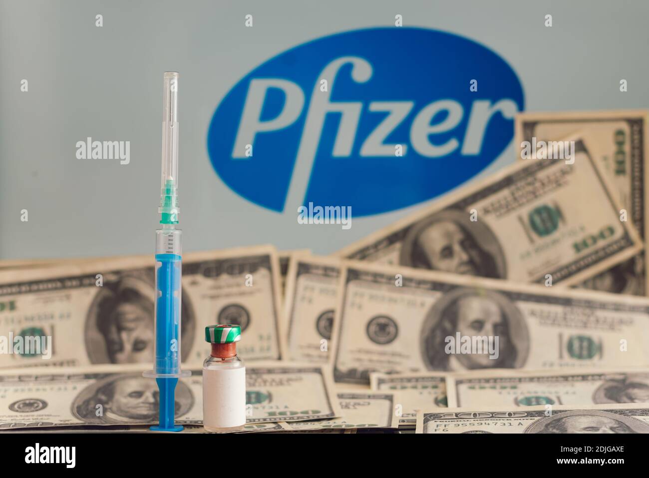 Sarajevo, Bosnia Erzegovina - 19:covid-12.12.2020 vaccino con il logo Pfizer in background con dollari, denaro Foto Stock