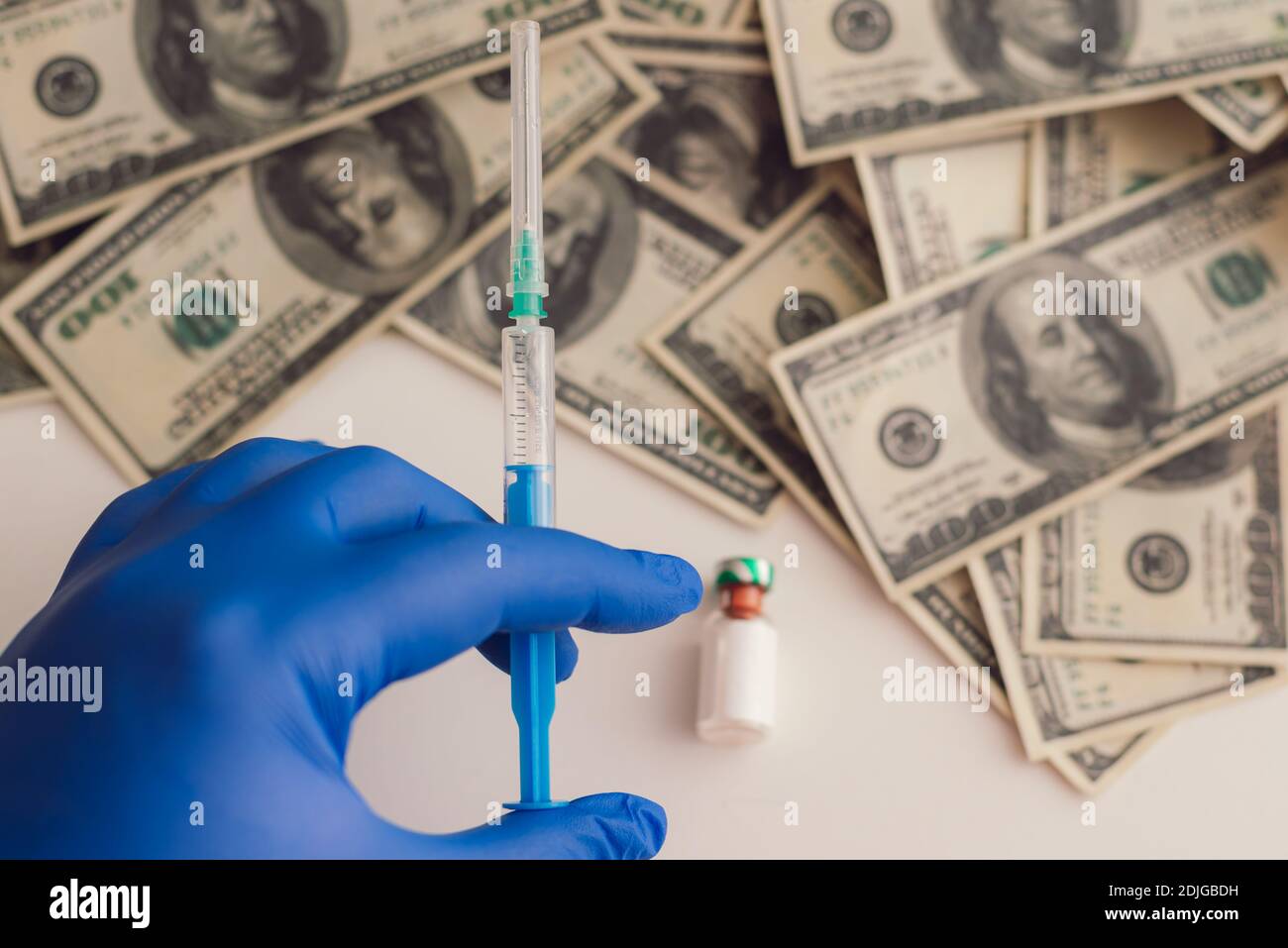 vaccino covid-19 e denaro su sfondo bianco Foto Stock