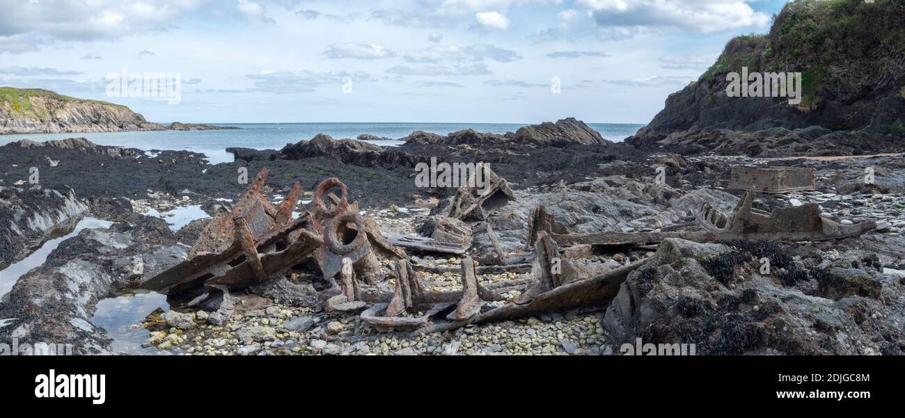Vecchio naufragio a Polridmouth Bay, vicino a Fowey, Cornovaglia, Regno Unito Foto Stock