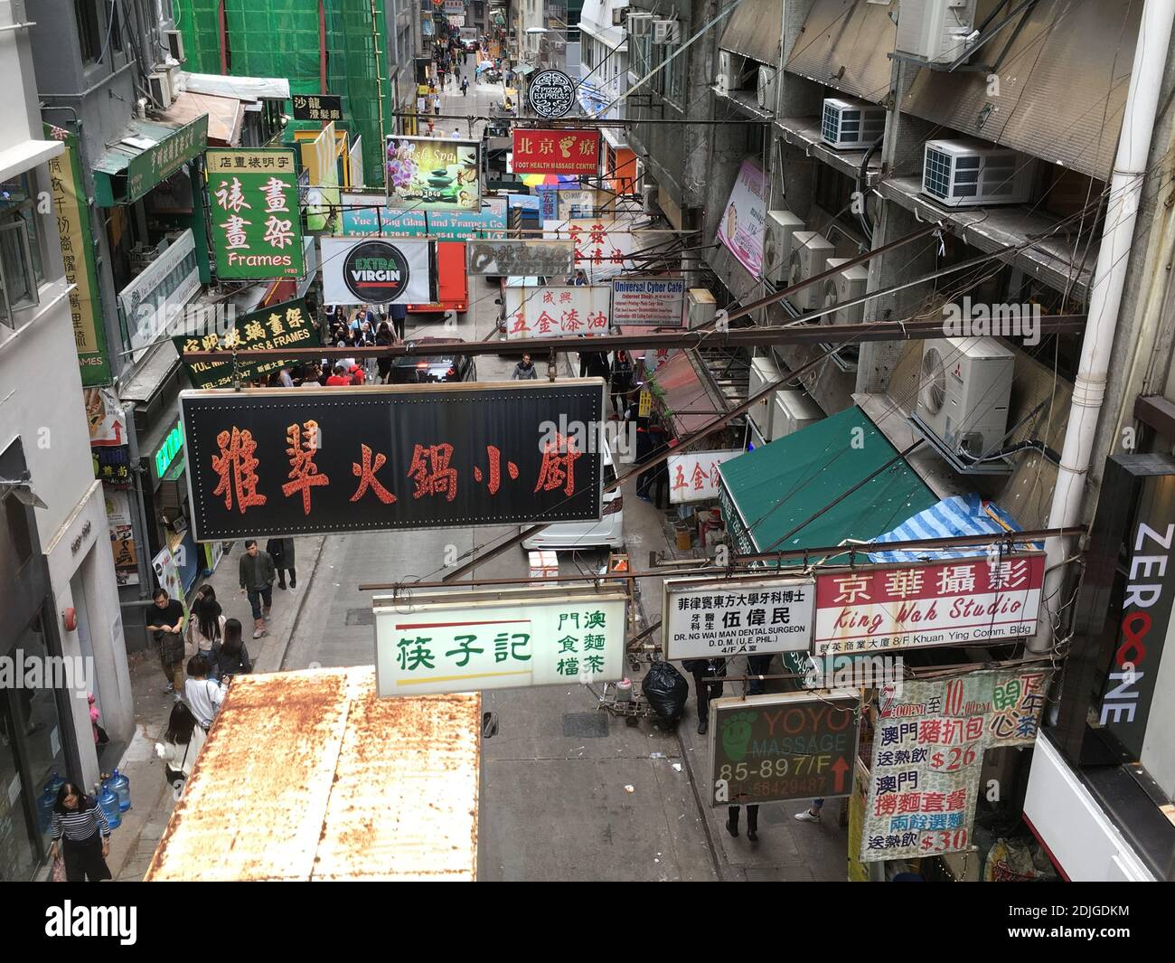 Una scena di strada a Hong Kong, vista dalla scala mobile di livello intermedio. Ernie Mastroianni foto Foto Stock