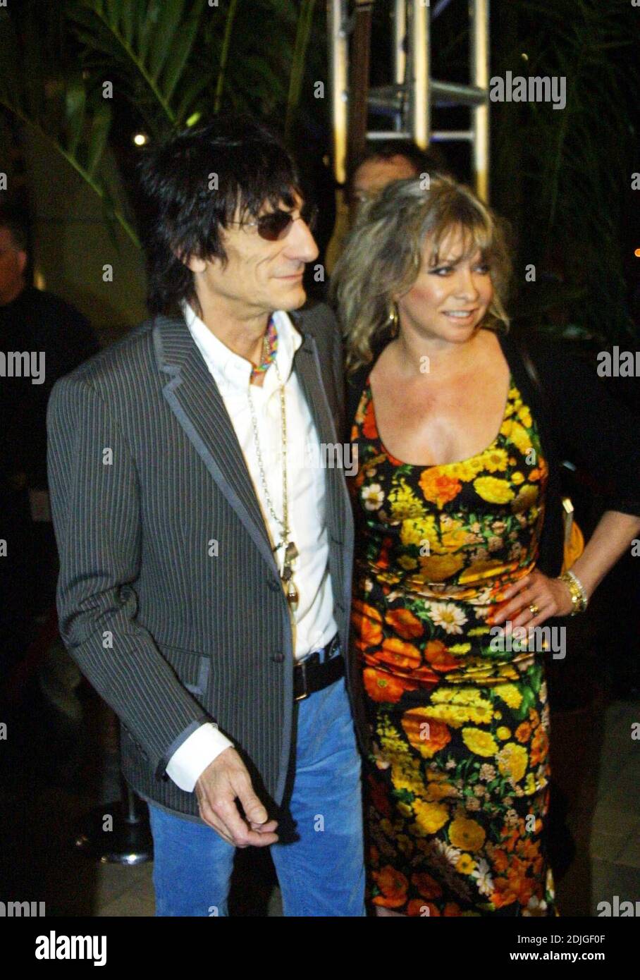 Ronnie Wood e la moglie Jo partecipano alla mostra d'arte Ronnies, inaugurale al Seminole Hard Rock di Hollywood, FL 3/11/06 Foto Stock