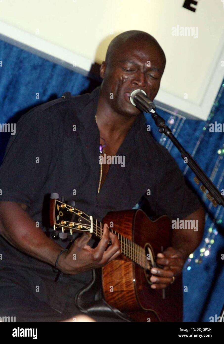 La festa Ocean Drive al Mansion Nightclub di Miami Beach FL ha incluso Parigi e Nicky Hilton e i genitori, Gloria e Emilio Estefan, Jon Bon Jovi e Seal, 2/11/06 Foto Stock