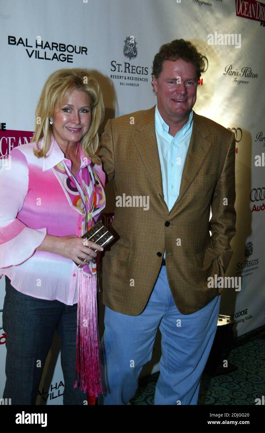 La festa Ocean Drive al Mansion Nightclub di Miami Beach FL ha incluso Parigi e Nicky Hilton e i genitori, Gloria e Emilio Estefan, Jon Bon Jovi e Seal, 2/11/06 Foto Stock