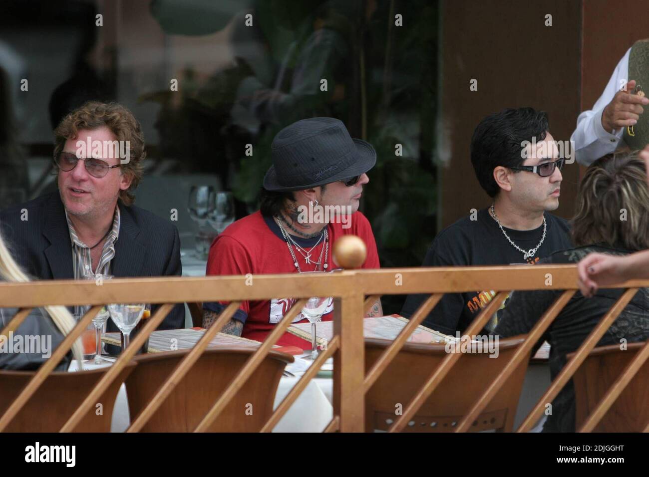 Esclusiva!! Fresco da una cerimonia a Hollywood, CA. Dove i rockers Motley Crue hanno ricevuto una stella sulla Walk of Fame, la band celebrata con un pranzo a Crustacians a Beverly Hills. Le cose sono cambiate dai loro giorni infernali, i musicisti stavano sorseggiando acqua in bottiglia dai loro bicchieri di vino più. 1/25/06 Foto Stock