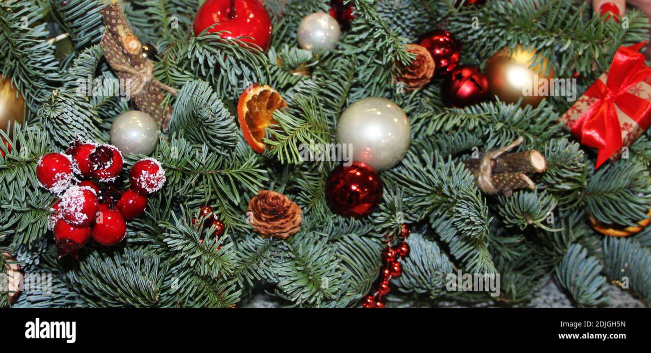 Rami dell'albero di Natale con baubles rossi e dorati. Sfondo carta anno nuovo. Foto Stock
