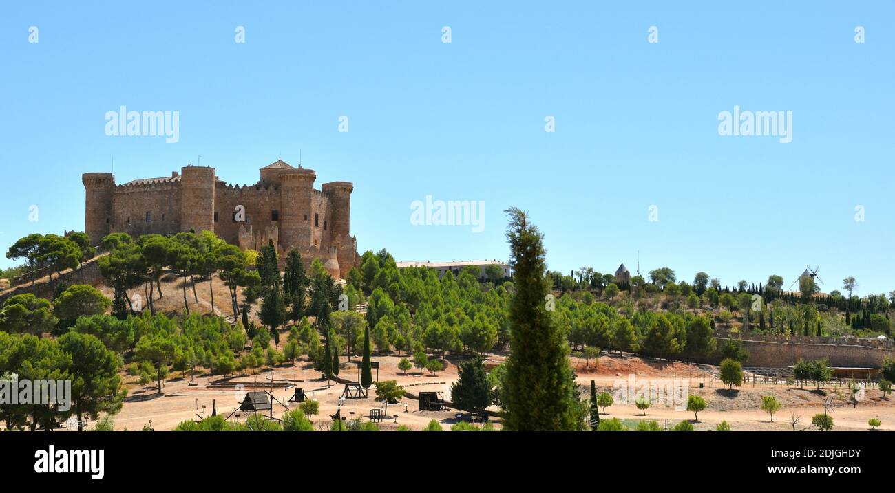 Castello di Belmonte con armi d'assedio all'esterno e mulino a vento fotografato dalla città. Foto Stock