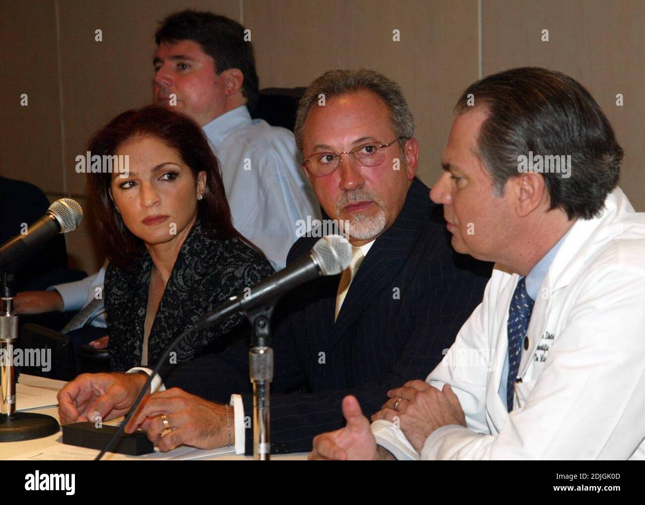 Gloria e Emilio Estefan annunciano un regalo di 1 milione di dollari per aiutare il Miami Project to Cure paralysis, lanciare il programma clinico umano situato presso l'Università di Miami, Miller School of Medicine. 3/21/06 [[kas]] Foto Stock