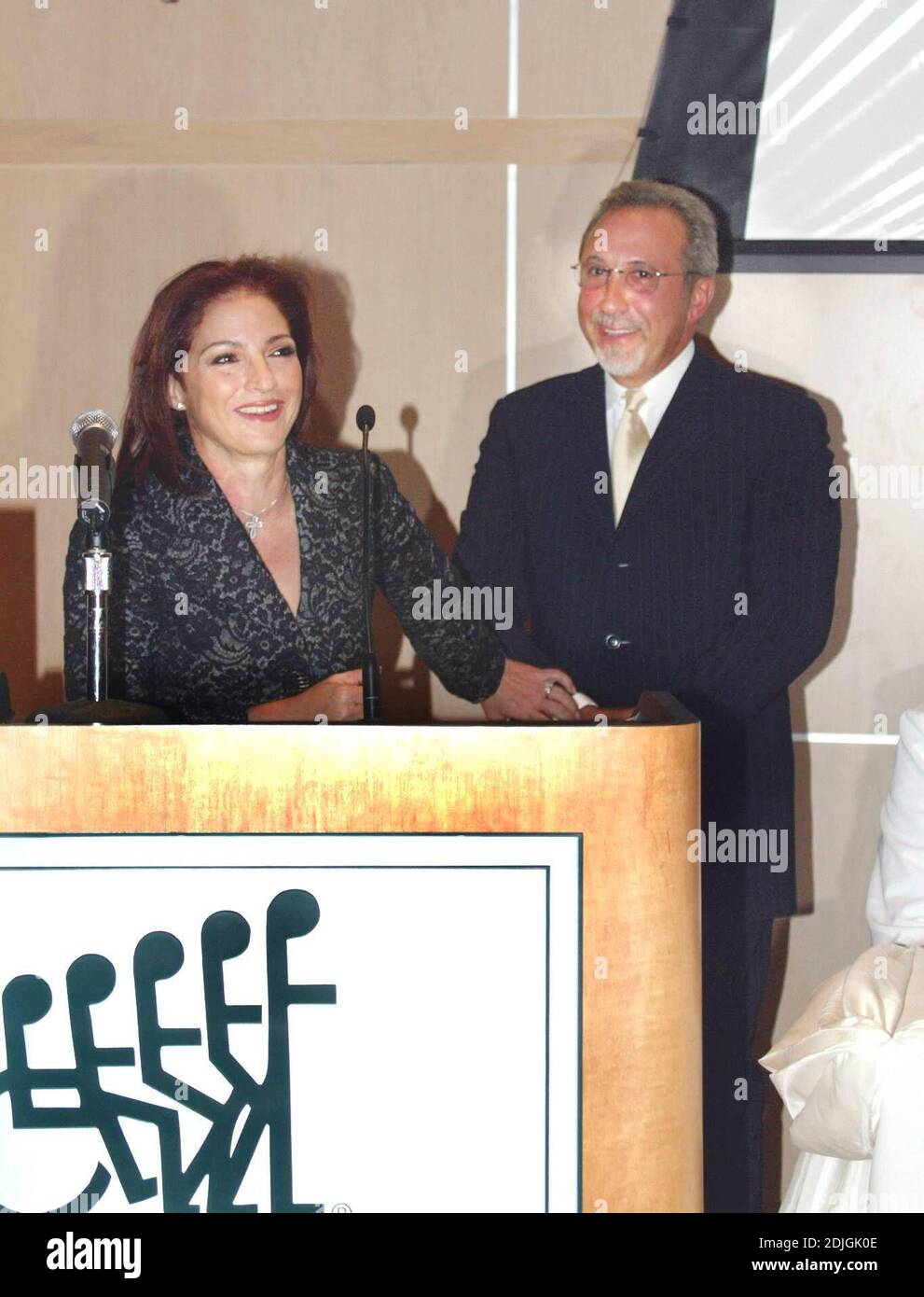 Gloria e Emilio Estefan annunciano un regalo di 1 milione di dollari per aiutare il Miami Project to Cure paralysis, lanciare il programma clinico umano situato presso l'Università di Miami, Miller School of Medicine. 3/21/06 [[kas]] Foto Stock