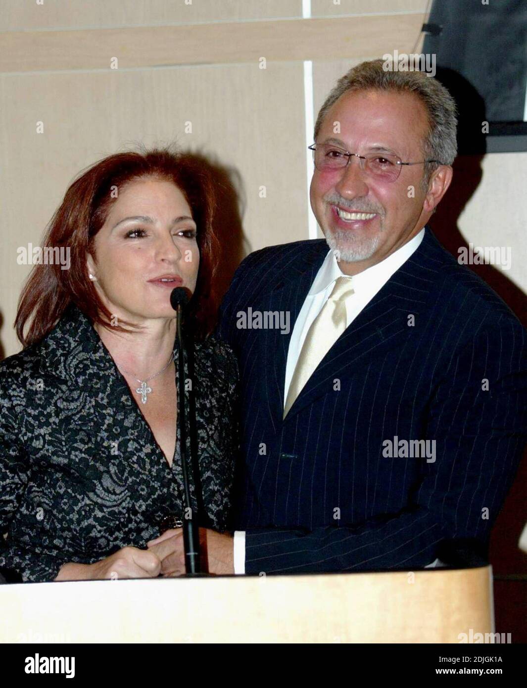 Gloria e Emilio Estefan annunciano un regalo di 1 milione di dollari per aiutare il Miami Project to Cure paralysis, lanciare il programma clinico umano situato presso l'Università di Miami, Miller School of Medicine. 3/21/06 [[kas]] Foto Stock