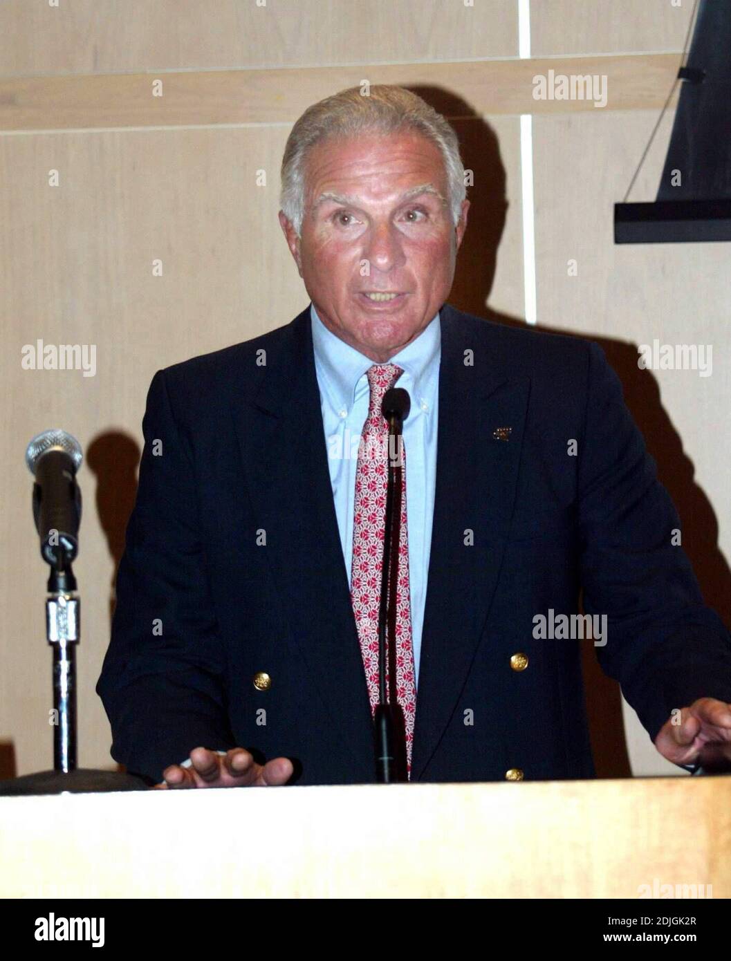 Gloria e Emilio Estefan annunciano un regalo di 1 milione di dollari per aiutare il Miami Project to Cure paralysis, lanciare il programma clinico umano situato presso l'Università di Miami, Miller School of Medicine. 3/21/06 [[kas]] Foto Stock