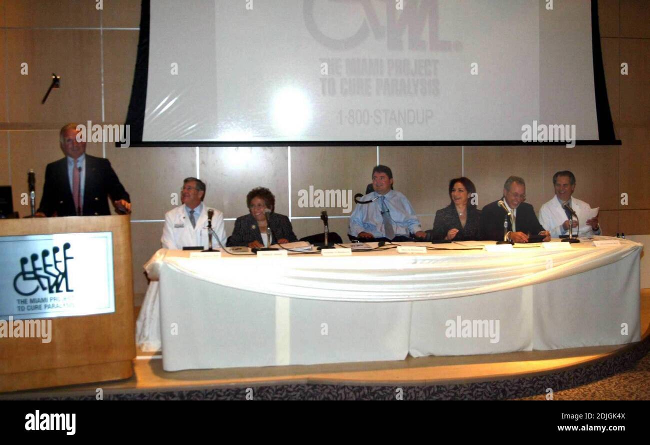 Gloria e Emilio Estefan annunciano un regalo di 1 milione di dollari per aiutare il Miami Project to Cure paralysis, lanciare il programma clinico umano situato presso l'Università di Miami, Miller School of Medicine. 3/21/06 [[kas]] Foto Stock
