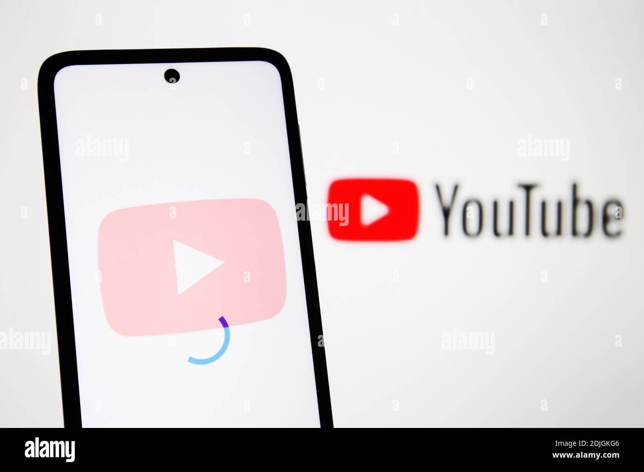 Ucraina. 14 dicembre 2020. In questa illustrazione fotografica viene visualizzato un logo YouTube sullo smartphone. Gli utenti hanno segnalato il problema e l'interruzione nell'app youtube, gli utenti stavano riscontrando una pagina vuota con messaggi di errore che indicano che "il problema è andato storto" accompagnati da una scimmia che tiene un martello nel servizio video di YouTube, ma in seguito il problema sembra essere stato risolto, riferito dai media. Il problema ha riguardato principalmente la regione europea, nonché la costa orientale degli Stati Uniti, del Giappone, dell'Australia e della Malesia. Credit: SOPA Images Limited/Alamy Live News Foto Stock