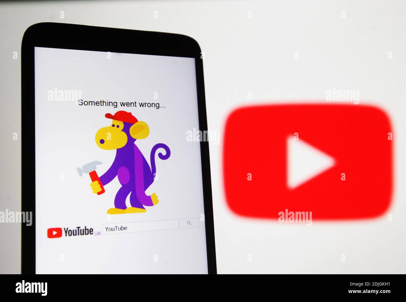 Ucraina. 14 dicembre 2020. In questa illustrazione fotografica viene visualizzato un logo YouTube sullo smartphone. Gli utenti hanno segnalato il problema e l'interruzione nell'app youtube, gli utenti stavano riscontrando una pagina vuota con messaggi di errore che indicano che il problema è andato storto accompagnato da una scimmia che tiene un martello nel servizio video di YouTube, ma in seguito il problema sembra essere stato risolto. Il problema ha riguardato principalmente la regione europea, nonché la costa orientale degli Stati Uniti, del Giappone, dell'Australia e della Malesia. Credit: SOPA Images Limited/Alamy Live News Foto Stock