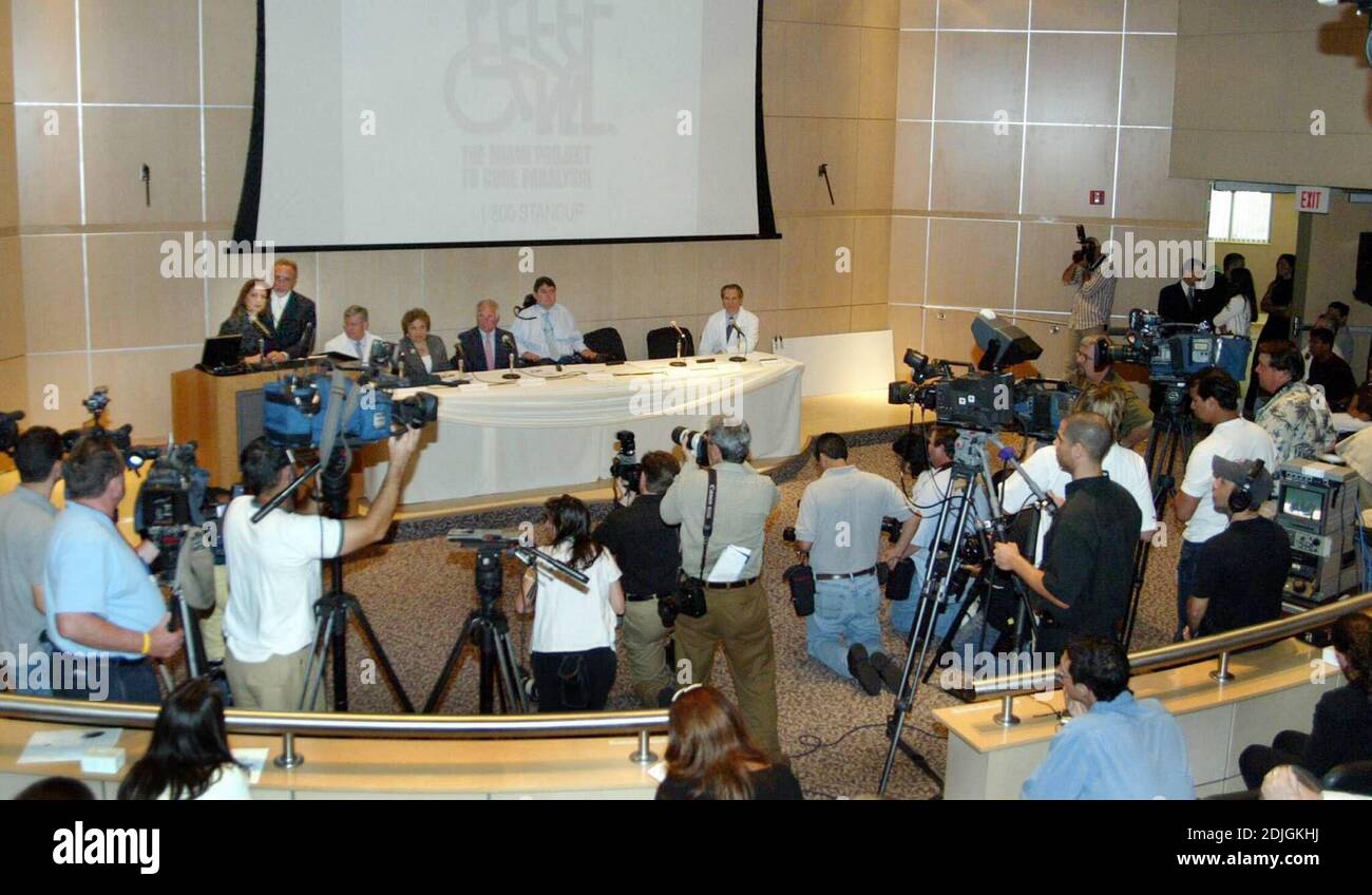 Gloria e Emilio Estefan annunciano un regalo di 1 milione di dollari per aiutare il Miami Project to Cure paralysis, lanciare il programma clinico umano situato presso l'Università di Miami, Miller School of Medicine. 3/21/06 [[kas]] Foto Stock