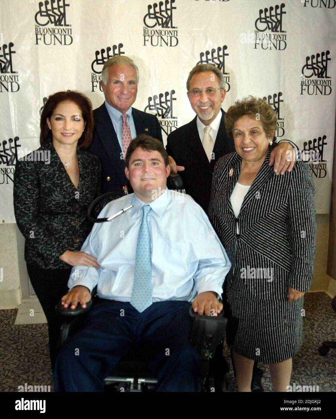 Gloria e Emilio Estefan annunciano un regalo di 1 milione di dollari per aiutare il Miami Project to Cure paralysis, lanciare il programma clinico umano situato presso l'Università di Miami, Miller School of Medicine. 3/21/06 [[kas]] Foto Stock