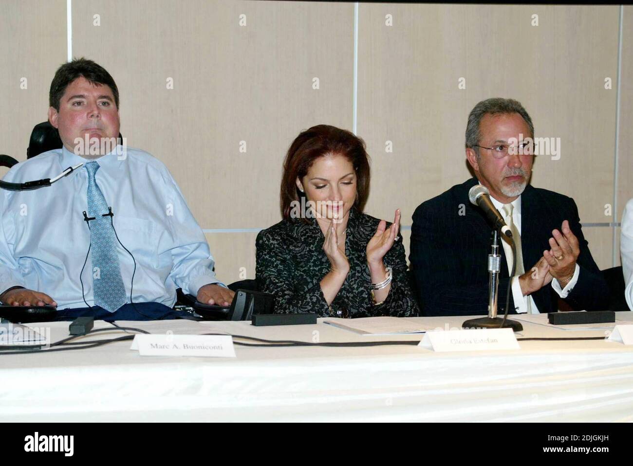 Gloria e Emilio Estefan annunciano un regalo di 1 milione di dollari per aiutare il Miami Project to Cure paralysis, lanciare il programma clinico umano situato presso l'Università di Miami, Miller School of Medicine. 3/21/06 [[kas]] Foto Stock