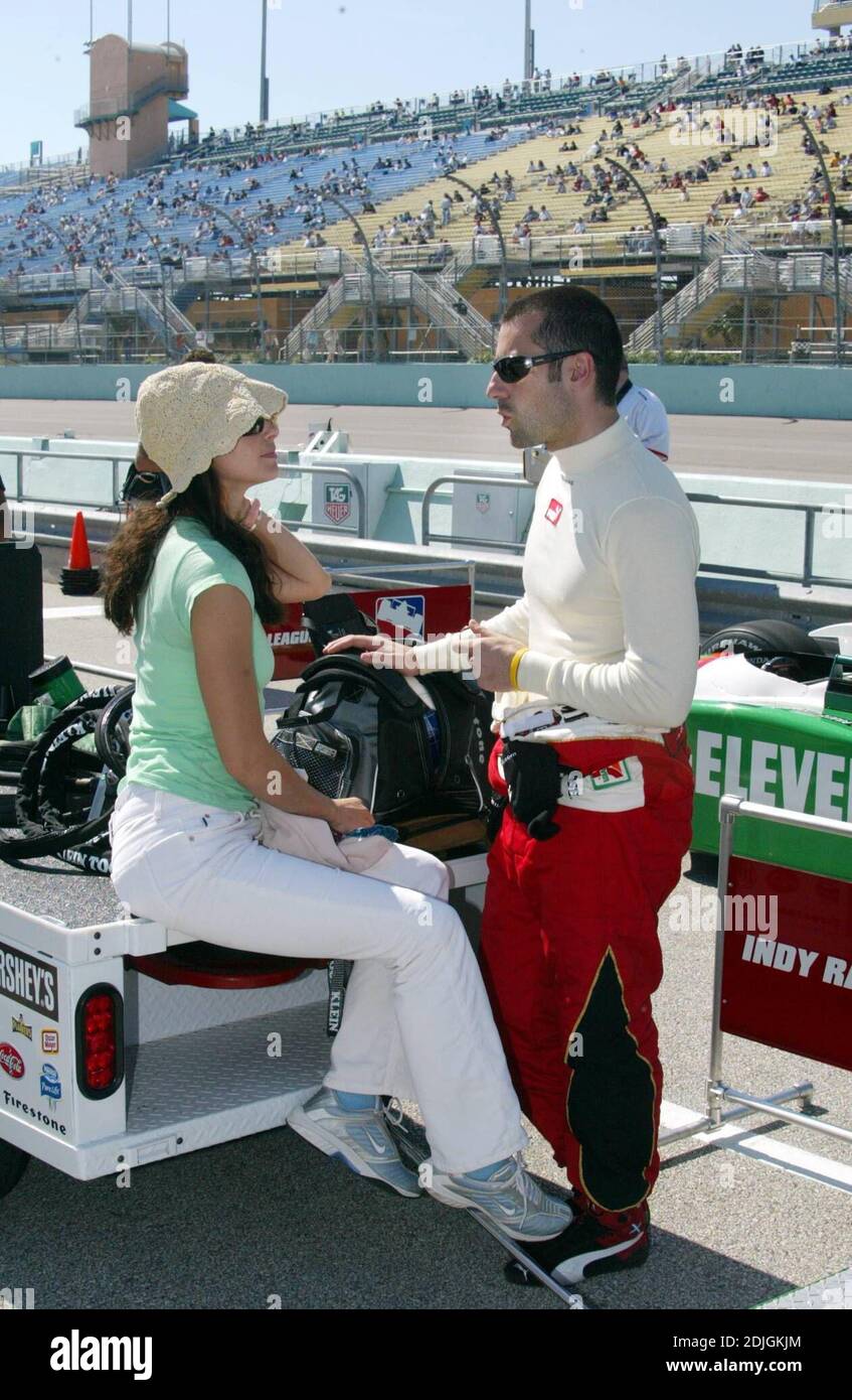 Ashley Judd si unisce al pilota di corse scozzese Dario Franchitti al Toyota Indy 300, Homestead Speedway, Miami, FL, 3/25/06 byline e/o link per l'utilizzo del web deve essere letto Foto Stock