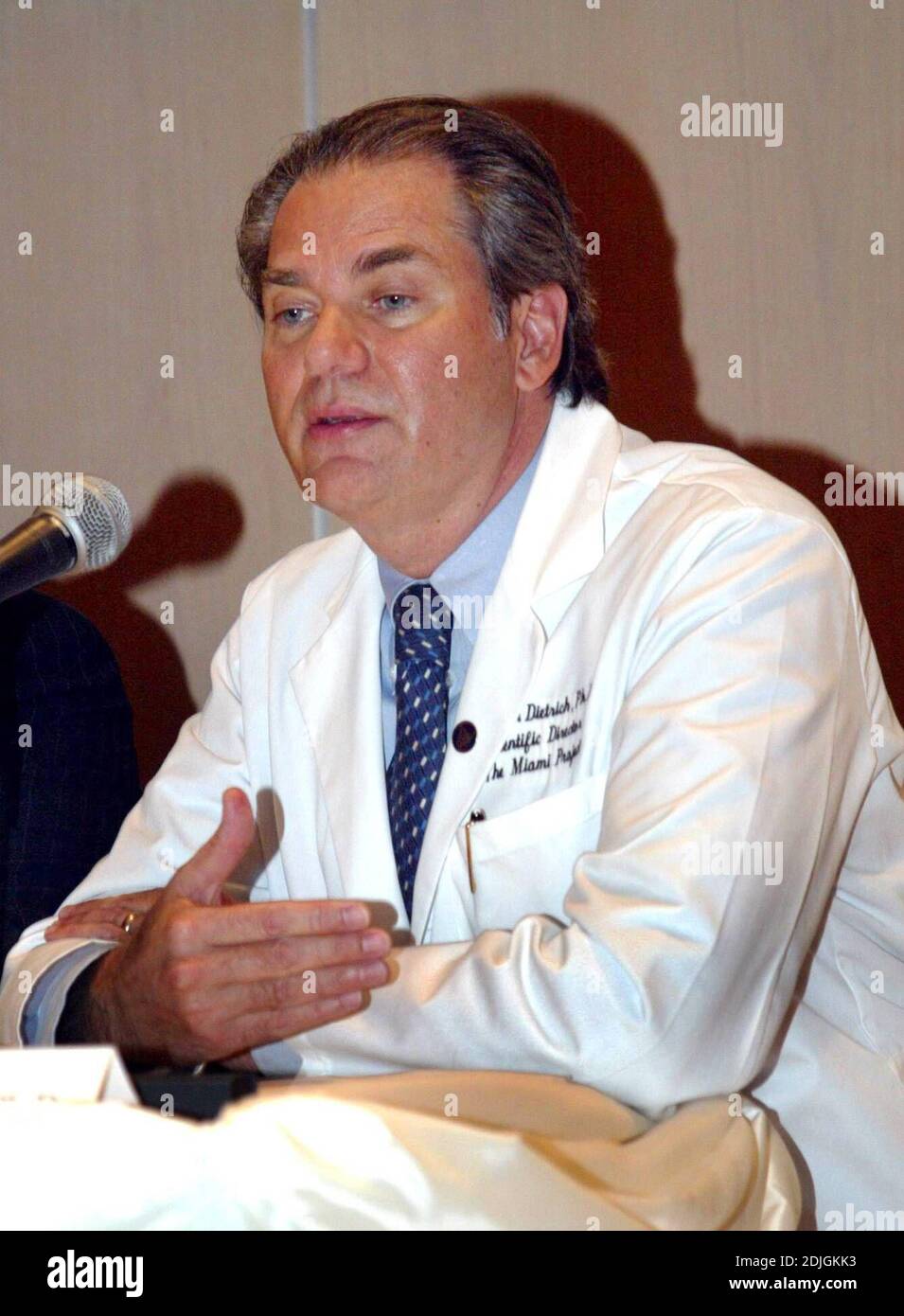 Gloria e Emilio Estefan annunciano un regalo di 1 milione di dollari per aiutare il Miami Project to Cure paralysis, lanciare il programma clinico umano situato presso l'Università di Miami, Miller School of Medicine. 3/21/06 [[kas]] Foto Stock