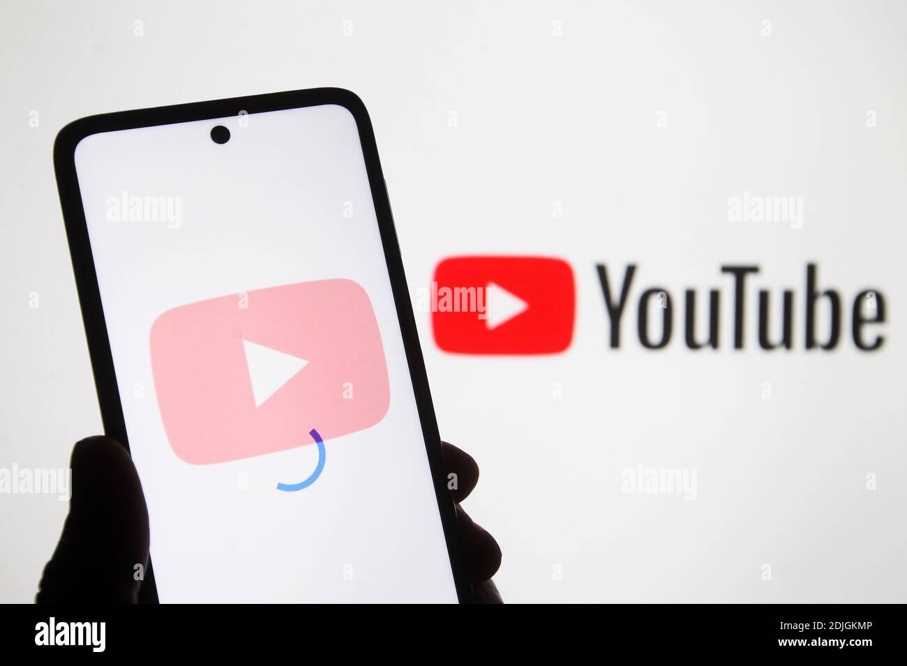 Ucraina. 14 dicembre 2020. In questa illustrazione fotografica viene visualizzato un logo YouTube sullo smartphone. Gli utenti hanno segnalato il problema e l'interruzione nell'app youtube, gli utenti stavano riscontrando una pagina vuota con messaggi di errore che indicano che il problema è andato storto accompagnato da una scimmia che tiene un martello nel servizio video di YouTube, ma in seguito il problema sembra essere stato risolto. Il problema ha riguardato principalmente la regione europea, nonché la costa orientale degli Stati Uniti, del Giappone, dell'Australia e della Malesia. Credit: SOPA Images Limited/Alamy Live News Foto Stock