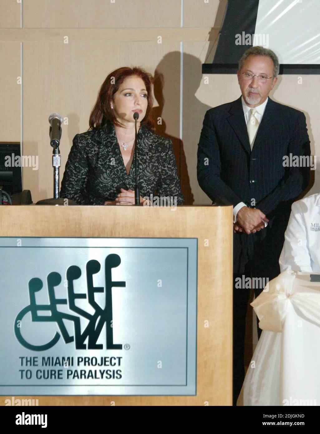 Gloria e Emilio Estefan annunciano un regalo di 1 milione di dollari per aiutare il Miami Project to Cure paralysis, lanciare il programma clinico umano situato presso l'Università di Miami, Miller School of Medicine. 3/21/06 [[kas]] Foto Stock