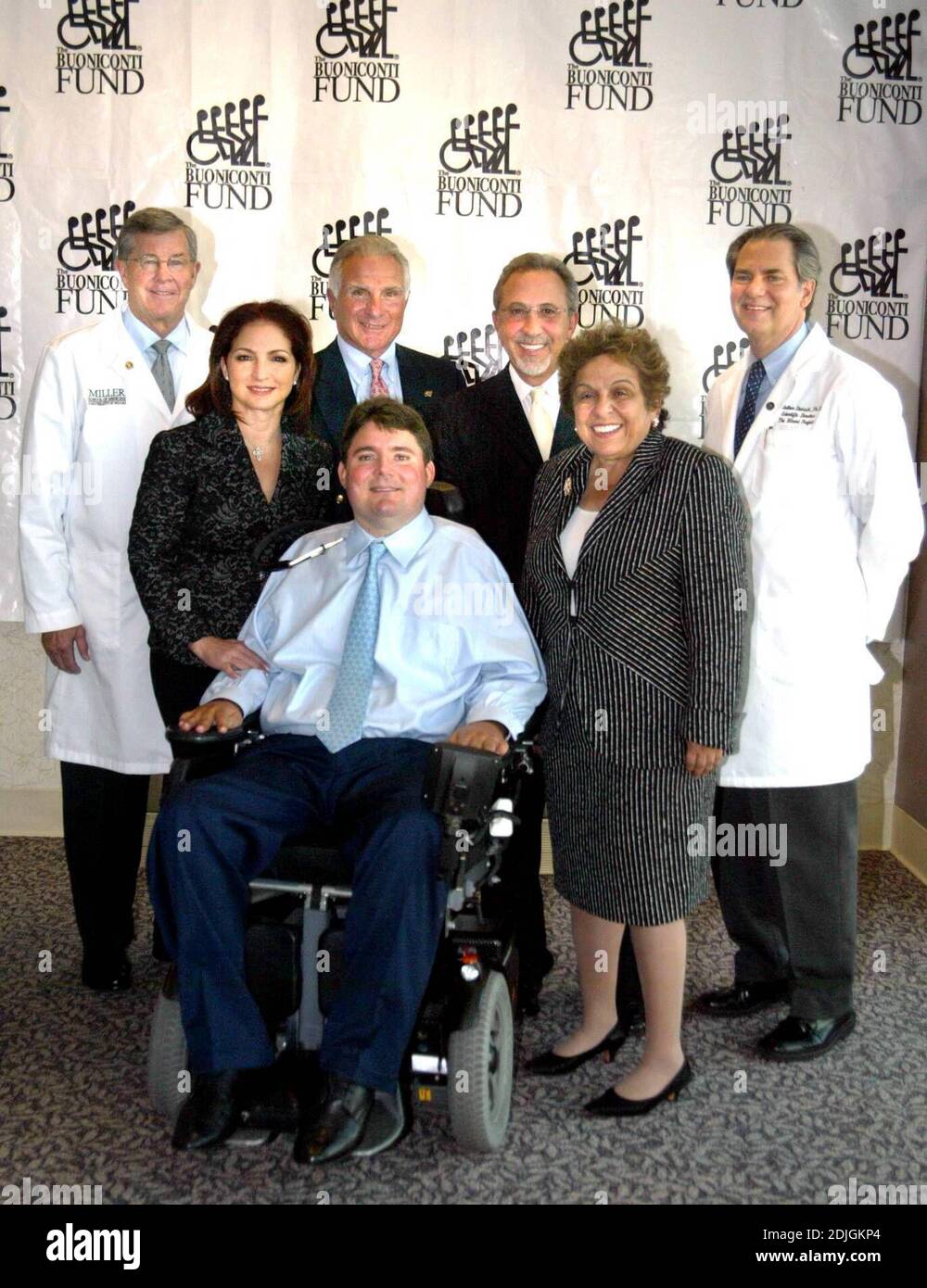 Gloria e Emilio Estefan annunciano un regalo di 1 milione di dollari per aiutare il Miami Project to Cure paralysis, lanciare il programma clinico umano situato presso l'Università di Miami, Miller School of Medicine. 3/21/06 [[kas]] Foto Stock