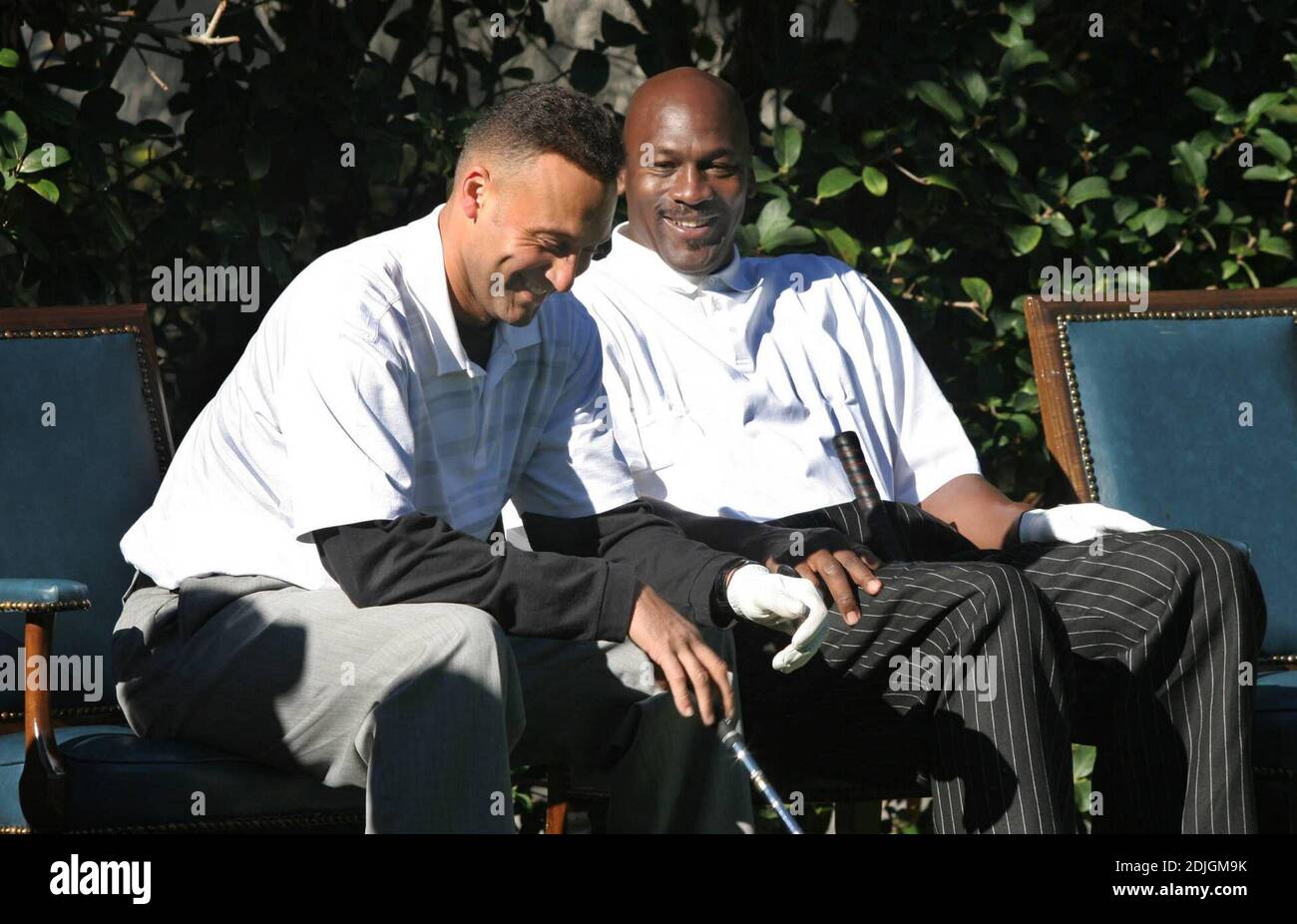 Derek Jeter e Michael Jordan scherzano intorno alla quinta buca durante il turno 2 della Fondazione Jeter Celebrity golf tounament a Tampa Lunedi. 1/16/06 Foto Stock