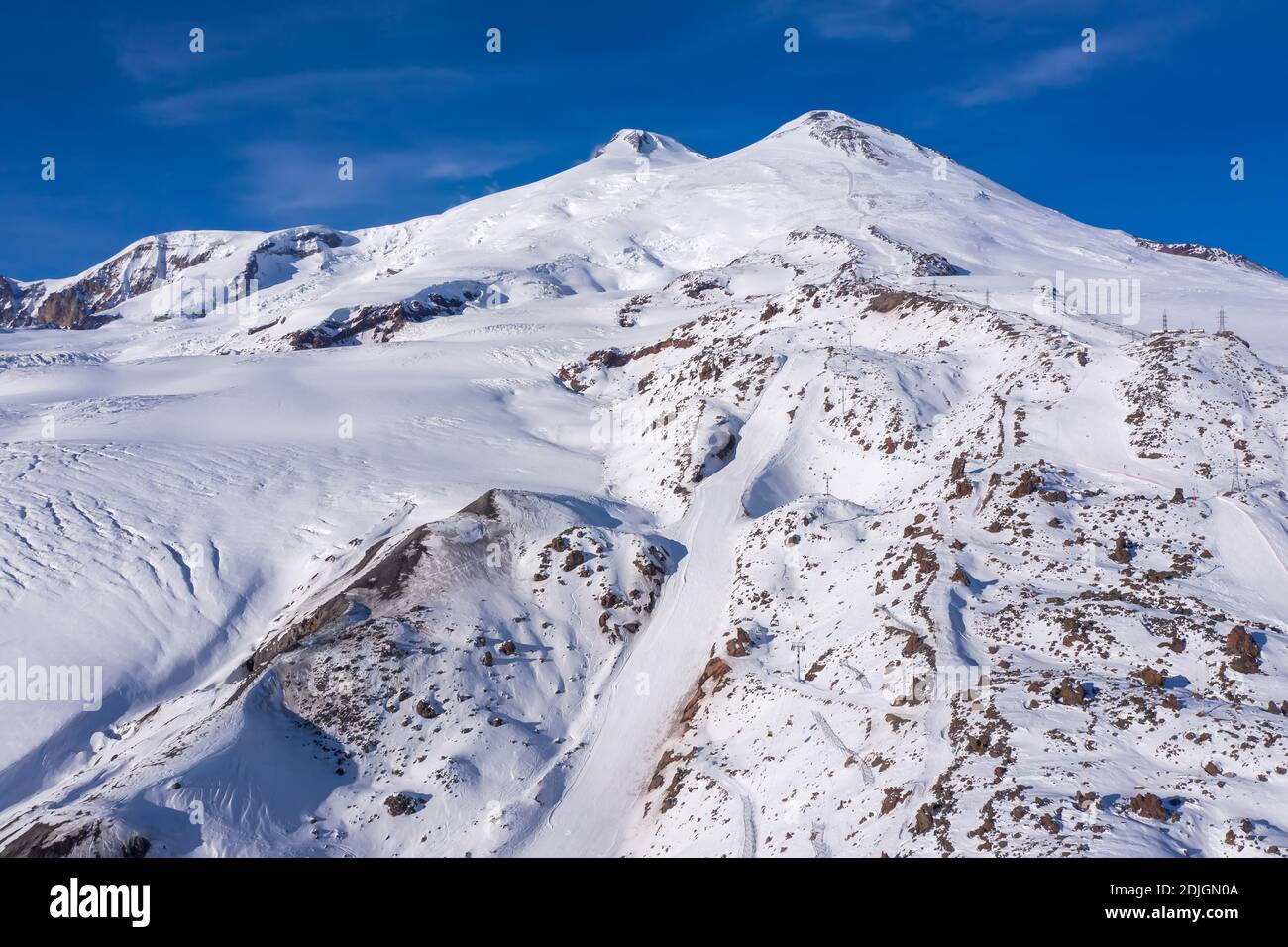 Vista dall'alto delle montagne invernali coperte di nuvole Foto Stock