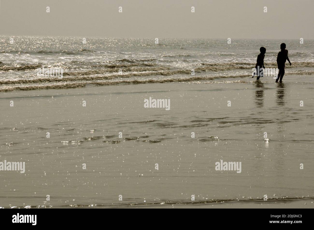 La spiaggia di Bakkhali è forse la spiaggia più mozzafiato dell'India. La vicina costa di 7 km non è solo la vista più spettacolare del mare. Foto Stock