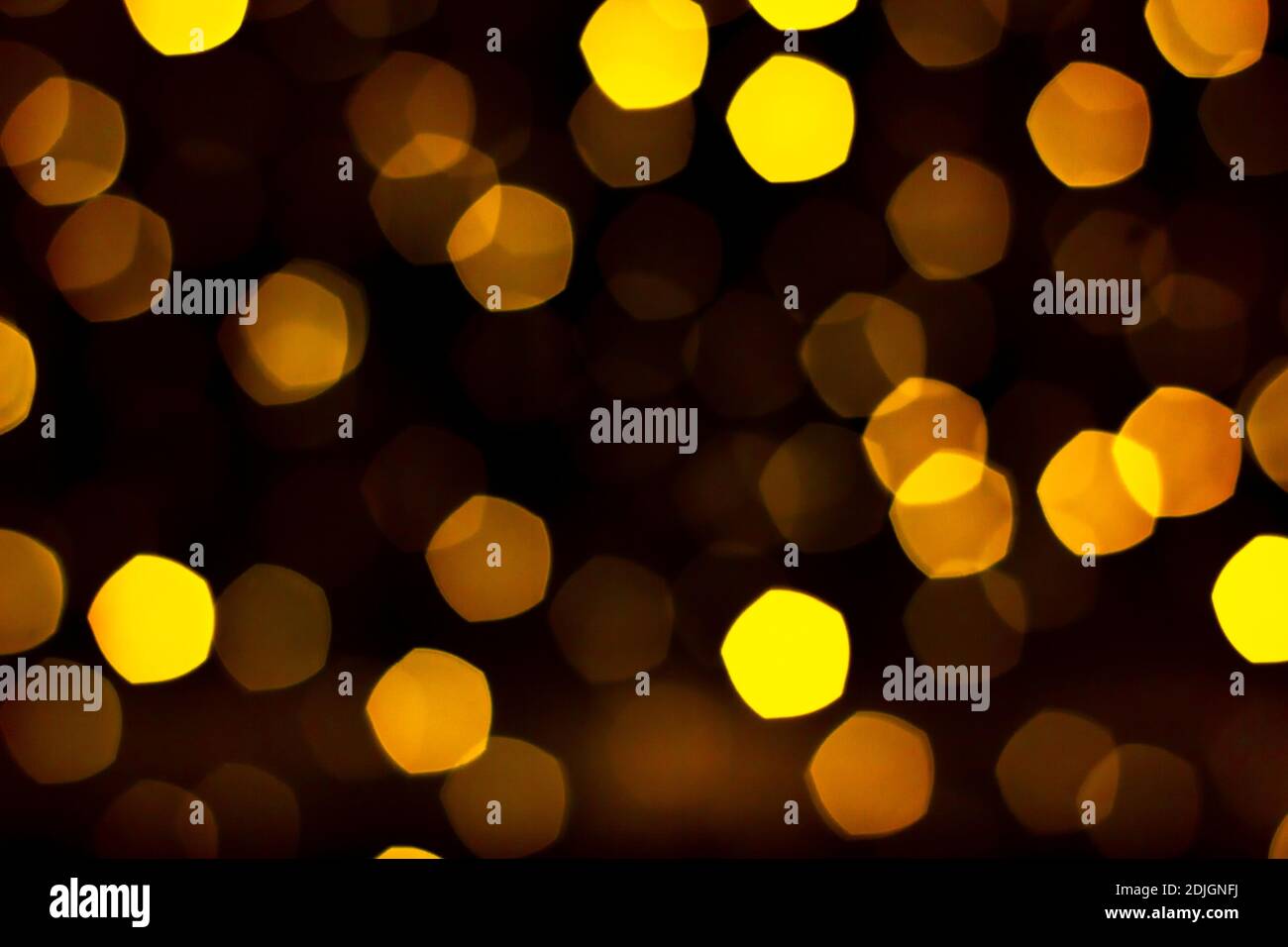 Illumina le luci festive del bokeh e il glitter durante le vacanze notturne. Presentazione sfondo nero con testo Foto Stock