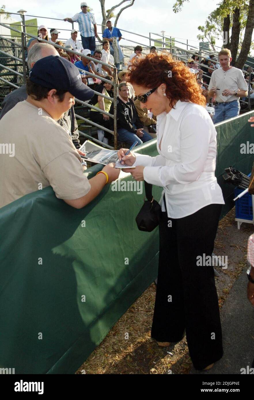 Gloria e Emilio Estefan e Tommy Lee Jones al 2. Mercedes-Benz Ace annuale per il Cure Fashion Extravganza a beneficio del Buoniconti Fund al torneo di tennis Nasdaq-100, Key Biscayne, FL 03/31/06 [[kas]] Foto Stock