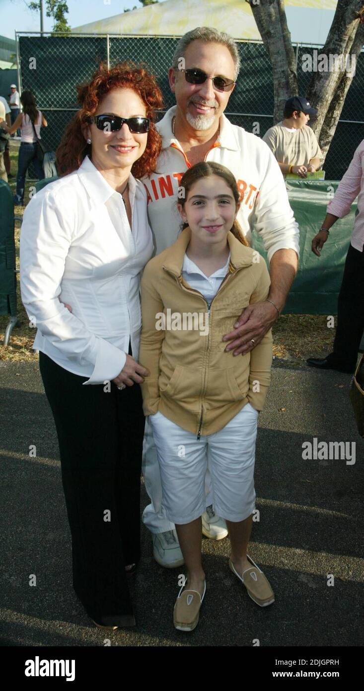 Gloria e Emilio Estefan e Tommy Lee Jones al 2. Mercedes-Benz Ace annuale per il Cure Fashion Extravganza a beneficio del Buoniconti Fund al torneo di tennis Nasdaq-100, Key Biscayne, FL 03/31/06 [[kas]] Foto Stock