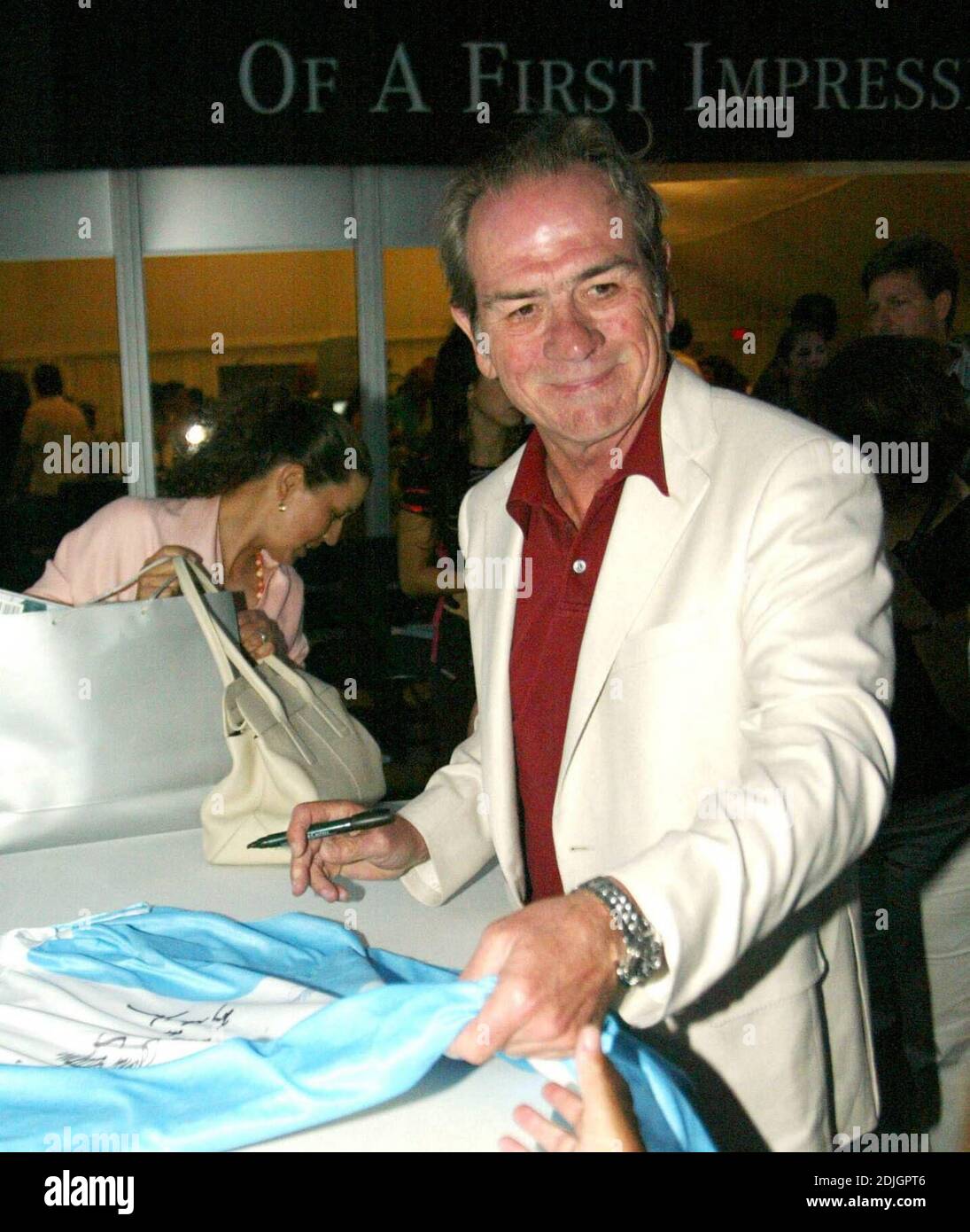 Gloria e Emilio Estefan e Tommy Lee Jones al 2. Mercedes-Benz Ace annuale per il Cure Fashion Extravganza a beneficio del Buoniconti Fund al torneo di tennis Nasdaq-100, Key Biscayne, FL 03/31/06 [[kas]] Foto Stock