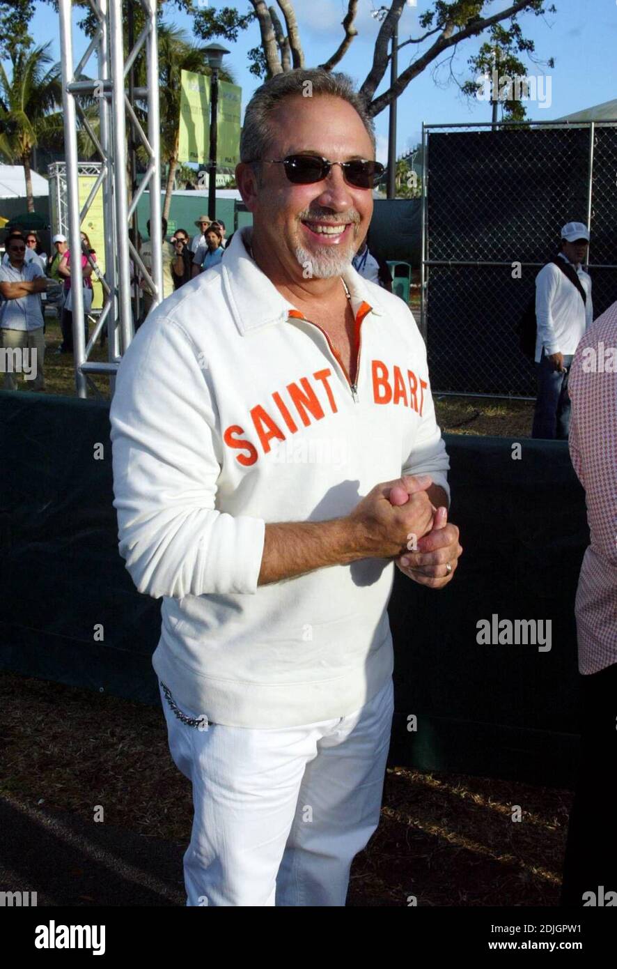 Gloria e Emilio Estefan e Tommy Lee Jones al 2. Mercedes-Benz Ace annuale per il Cure Fashion Extravganza a beneficio del Buoniconti Fund al torneo di tennis Nasdaq-100, Key Biscayne, FL 03/31/06 [[kas]] Foto Stock