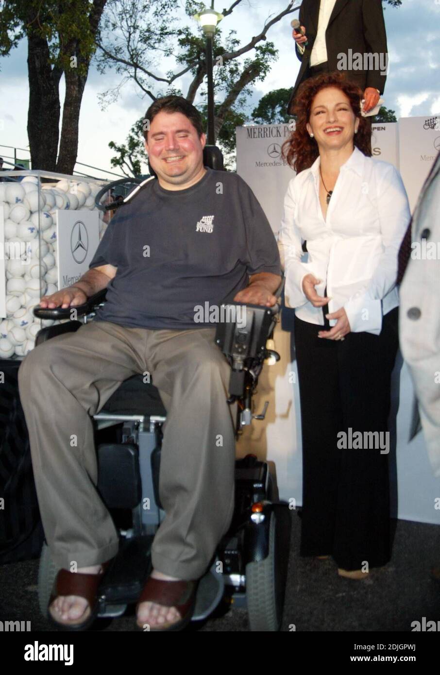 Gloria e Emilio Estefan e Tommy Lee Jones al 2. Mercedes-Benz Ace annuale per il Cure Fashion Extravganza a beneficio del Buoniconti Fund al torneo di tennis Nasdaq-100, Key Biscayne, FL 03/31/06 [[kas]] Foto Stock