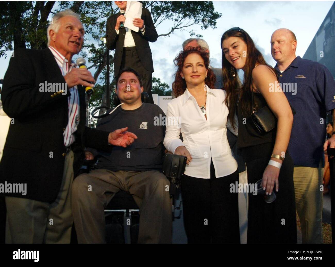 Gloria e Emilio Estefan e Tommy Lee Jones al 2. Mercedes-Benz Ace annuale per il Cure Fashion Extravganza a beneficio del Buoniconti Fund al torneo di tennis Nasdaq-100, Key Biscayne, FL 03/31/06 [[kas]] Foto Stock